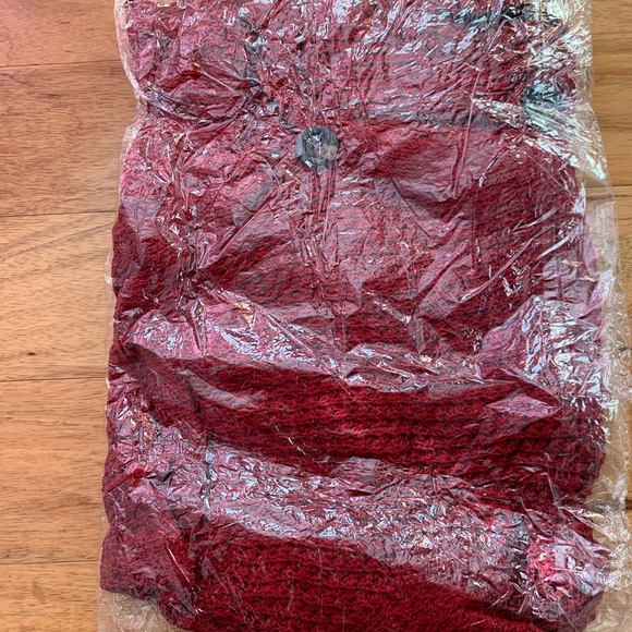 Asymmetrical turtleneck burgundy sweater - Picture 5 of 5